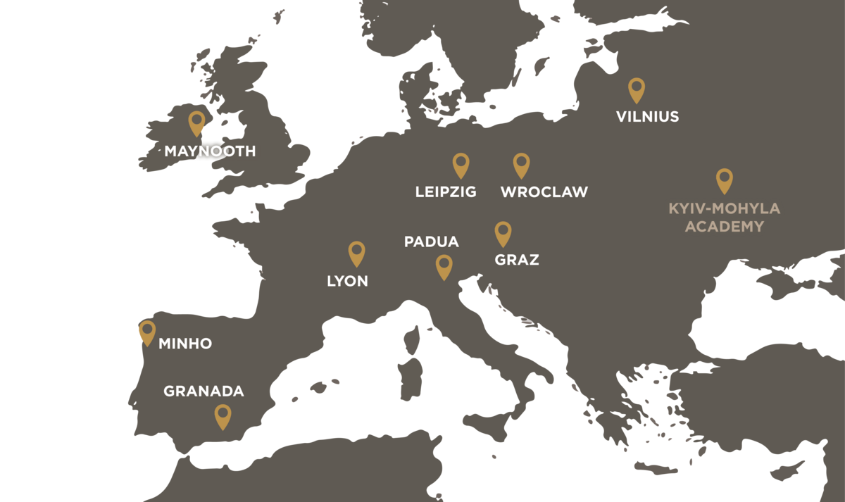 zur Vergrößerungsansicht des Bildes: Einfache Karte von den Umrissen Europas mit Pinnadeln, die die Arqus Partnernuniversitäten markieren