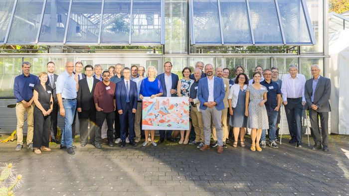 Das Foto zeigt ein Gruppenbild aller Teilnehmenden des Treffens.