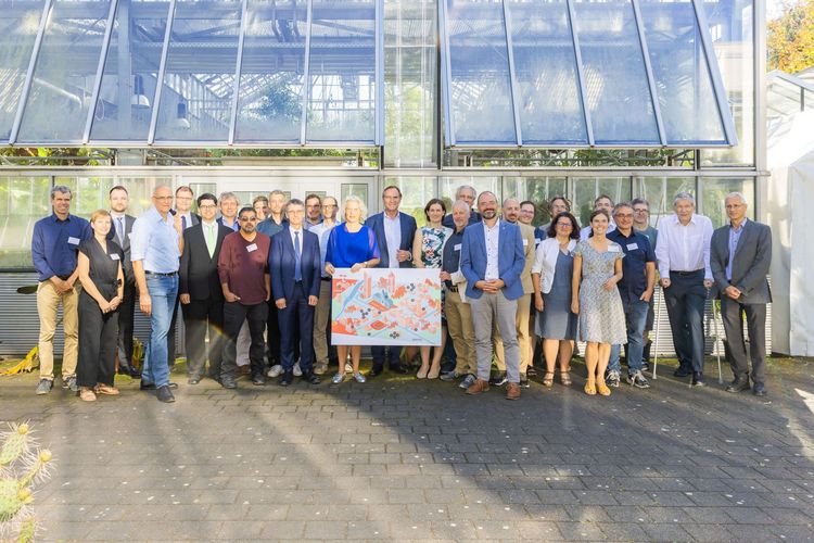 Das Foto zeigt ein Gruppenbild aller Teilnehmenden des Treffens.