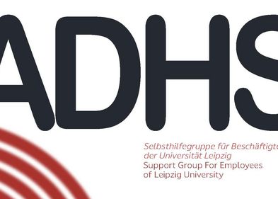 Plakat für das Netzwerk ADHS an der UL Plakat zur Ankündigung einer ADHS-Selbsthilfegruppe für Beschäftigte der Universität Leipzig. Großes zentrales "ADHS" in schwarzer Schrift, daneben zweisprachige Beschreibung: "Selbsthilfegruppe für Beschäftigte der Universität Leipzig / Support Group For Employees of Leipzig University". Termine: 24.04. um 17:00 Uhr und 25.05. um 16:00 Uhr. Veranstaltungsort: Stabsstelle Chancengleichheit, Diversität und Familie, Raum 3.49. Hinweise: offen für andere neurodivergente Kolleg:innen, vertrauliche Atmosphäre. Kontakt: netzwerk-adhs@uni-leipzig.de, weitere Infos unter uni-leipzig.de/netzwerk-adhs. QR-Code unten rechts. Gestaltungselement: rote konzentrische Halbkreise links unten.