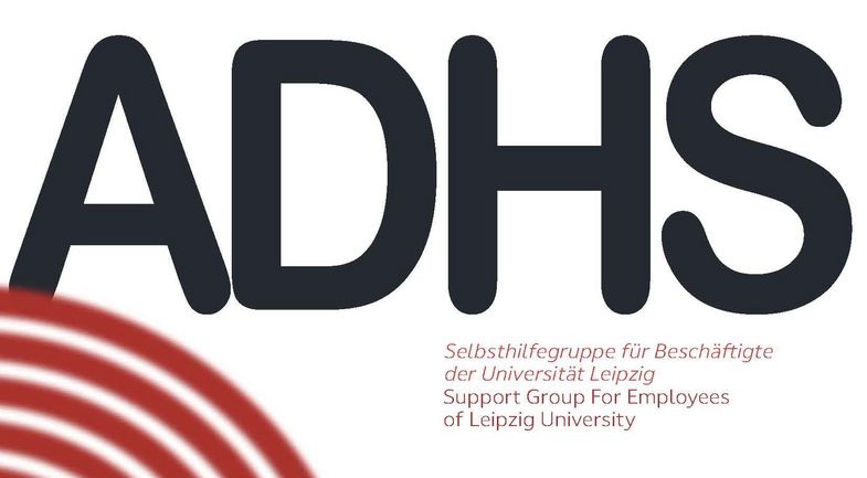 Plakat zur Ankündigung einer ADHS-Selbsthilfegruppe für Beschäftigte der Universität Leipzig. Großes zentrales "ADHS" in schwarzer Schrift, daneben zweisprachige Beschreibung: "Selbsthilfegruppe für Beschäftigte der Universität Leipzig / Support Group For Employees of Leipzig University". Termine: 24.04. um 17:00 Uhr und 25.05. um 16:00 Uhr. Veranstaltungsort: Stabsstelle Chancengleichheit, Diversität und Familie, Raum 3.49. Hinweise: offen für andere neurodivergente Kolleg:innen, vertrauliche Atmosphäre. Kontakt: netzwerk-adhs@uni-leipzig.de, weitere Infos unter uni-leipzig.de/netzwerk-adhs. QR-Code unten rechts. Gestaltungselement: rote konzentrische Halbkreise links unten.