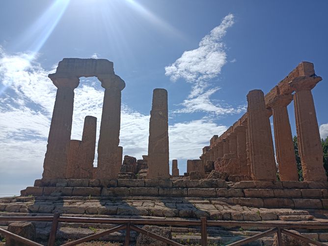 Antike Säulen und Ruinen bei Sonnenschein