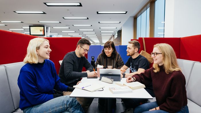 Vivi, Sebastian, Leni, Michael und Patricia (von links) geben als Studienbotschafter:innen der Universität Leipzig einen realistischen Einblick ins Studium.