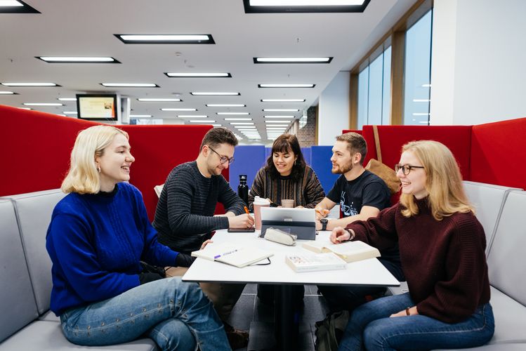 Vivi, Sebastian, Leni, Michael und Patricia (von links) geben als Studienbotschafter:innen der Universität Leipzig einen realistischen Einblick ins Studium.