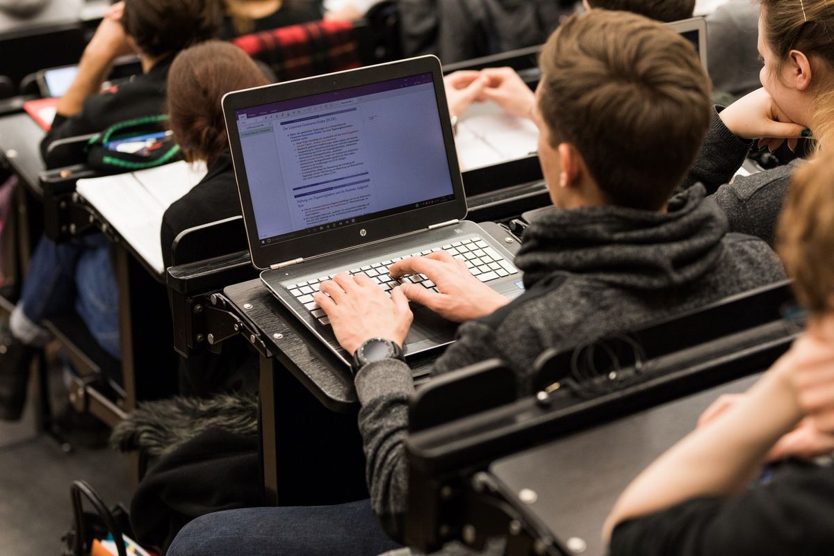 Ein Student arbeitet während der Vorlesung an seinem Laptop. Foto: Christian Hüller