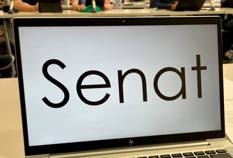 Laptop mit dem Schriftzug "Senat"