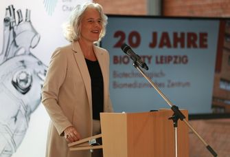 Auf dem Bild ist Rektorin Prof. Dr. Eva Inés Obergfell am Rednerpult zu sehen