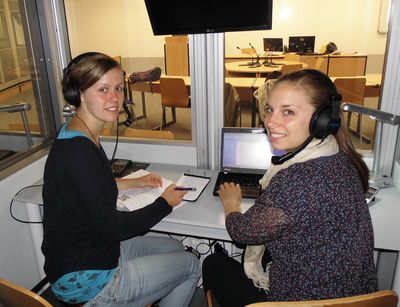 In der Dolmetschtrainingsanlage mit Andrea Röher und Petra Riesiger, die nebeneinander sitzen, Foto: Universität Leipzig