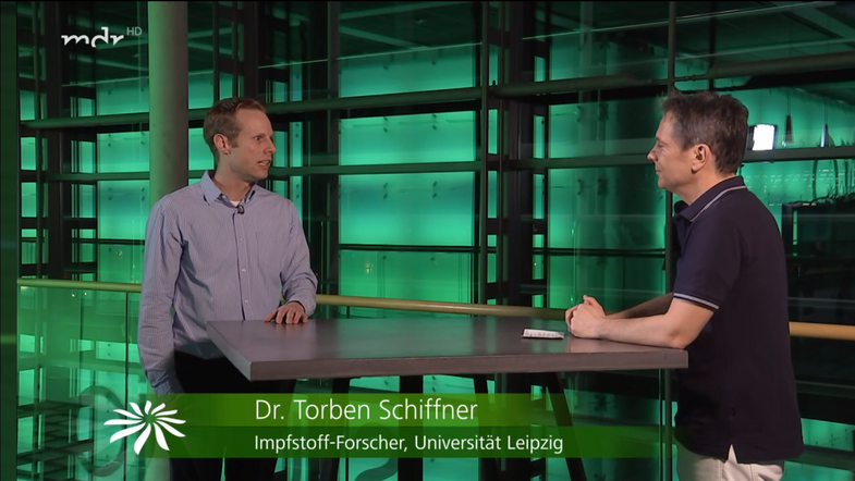 Dr. Toben Schiffner und ein Moderator im Fernsehstudio