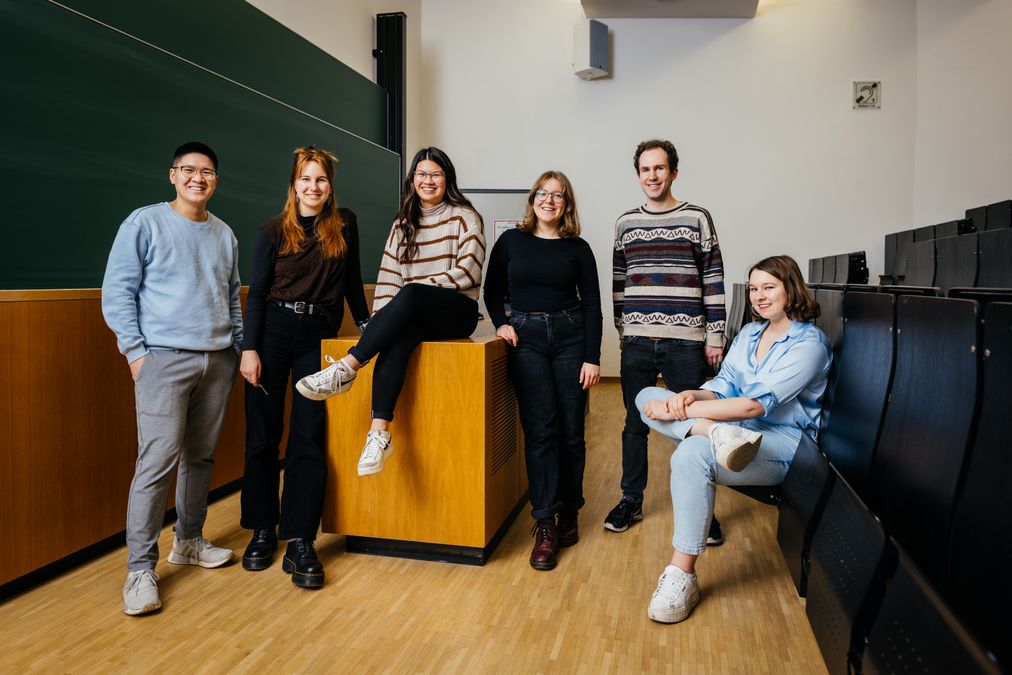 zur Vergrößerungsansicht des Bildes: 6 Studierende im Hörsaal