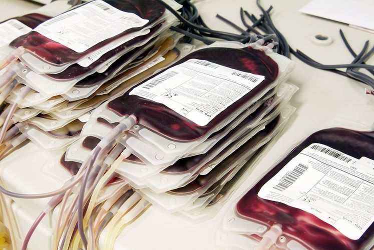 Farbfoto: Detailaufnahme von Blutkonserven