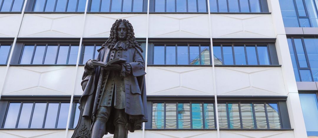 Leibniz-Denkmal im Leibnizforum der Universität