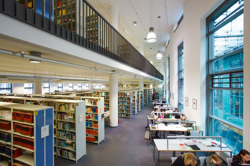 Blick von der Treppe auf das Erdgeschoss der Bibliothek, Foto: Christian Hüller
