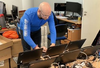 Sören Kümmeritz beim Einrichten der Laptops für Mitarbeitende, die ins Homeoffice gehen können. Foto: Thomas Luksch