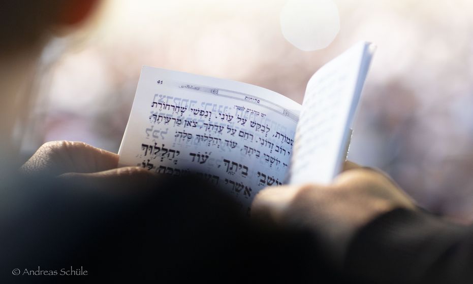 Aufgeschlagenes Buch mit hebräischer Schrift, Foto: Andreas Schüle