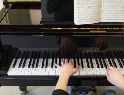 Blick über die Schulter auf die Klaviertastatur, Foto: Christian Hüller