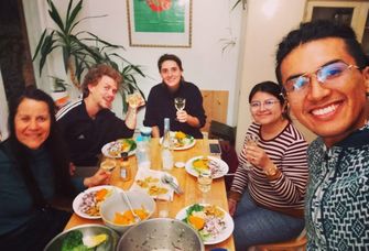 Jaime Tamayo (vorn rechts) mit Freunden zu Hause in Peru. Sie essen ceviche, ein typisch peruanisches Gericht aus rohem Fisch.