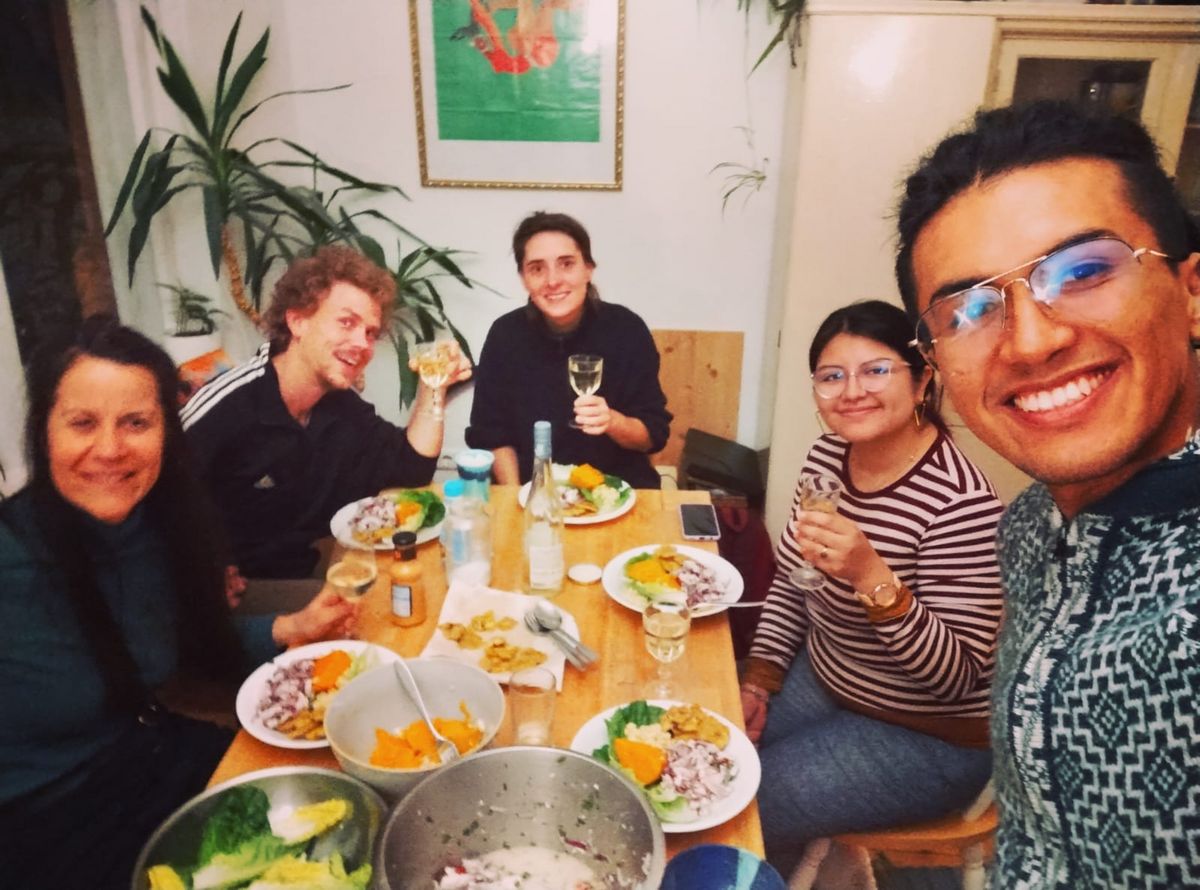 enlarge the image: Jaime Tamayo (front right) with friends in his home country. They eat ceviche together, a typical Peruvian seafood dish made from raw fish. 