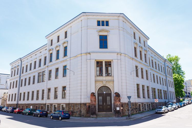 Haupteingang zum Gebäude der Fakultät für Lebenswissenschaften Ansicht Ecke Talstrasse Brüderstrasse