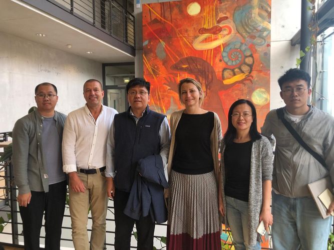 Prof. Torsten Schöneberg (2.vl.) und Prof. Ines Liebscher (3.v.r.) auf einem Gruppenfoto mit den Forschenden der Shandong-Universität. Foto: privat