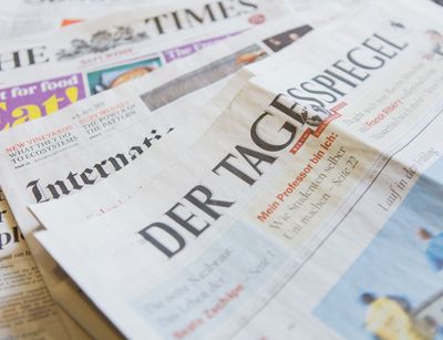 Foto: Verschiedene Tageszeitungen liegen aufgefächert auf einer Fläche
