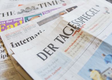 Foto: Christian Hüller Foto: Verschiedene Tageszeitungen liegen aufgefächert auf einer Fläche