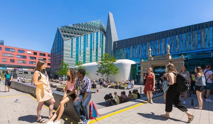 Studierende auf dem Hauptcampus am Augustusplatz, Foto: Swen Reichhold