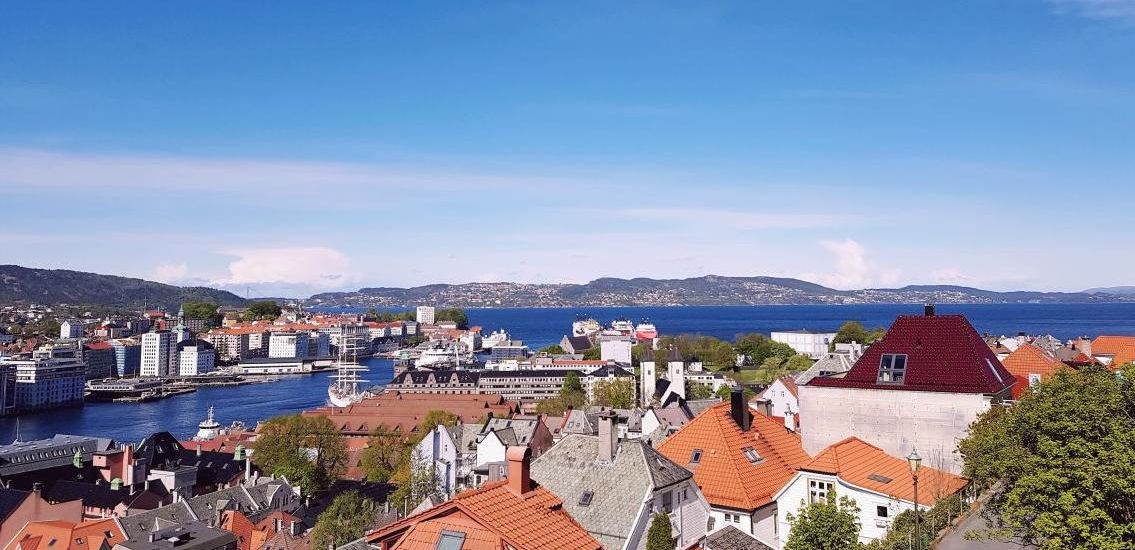 Panorama-Blick über die norwegische Stadt Bergen