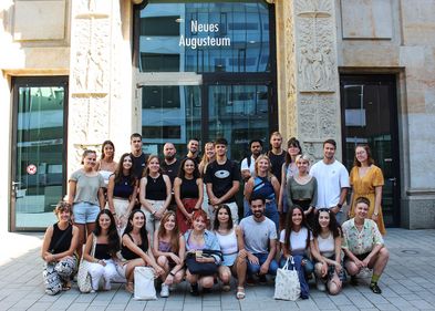 The participants of the 14th Granada/Leipzig Summer School in front of the Neues Augusteum of Leipzig University. 