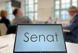 Laptop mit Schriftzug "Senat"
