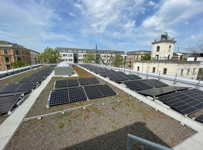 Solar-Module auf dem Dach des neuen Forschungsgebäudes. 
