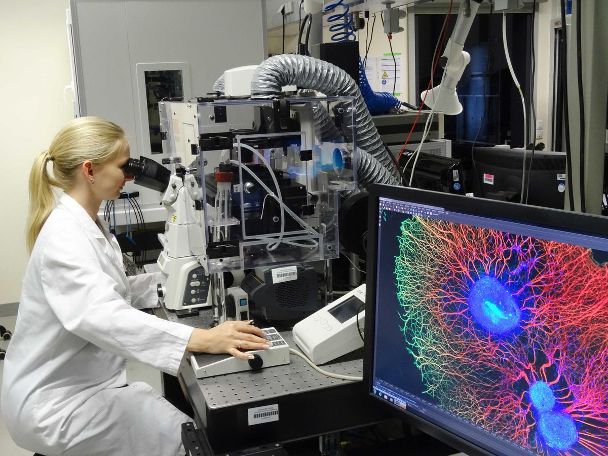 zur Vergrößerungsansicht des Bildes: Eine Frau im Laborkittel sitzt vor einem Superresolutionsmikroskop am Biotechnologisch-Biomedizinischen Zentrum