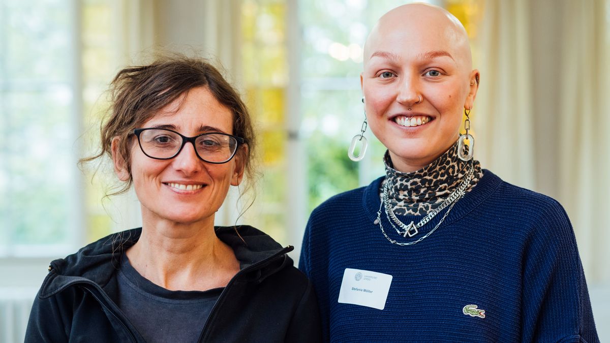 enlarge the image: Colour photo of two people: Stefanie Möller and Dr. Federica Amici 