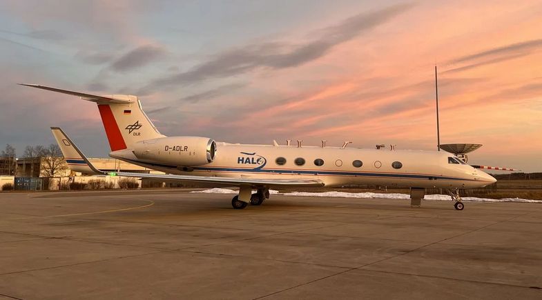 Zu sehen ist das Forschungsflugzeug auf dem Flugplatz in Oberpfaffenhofen.