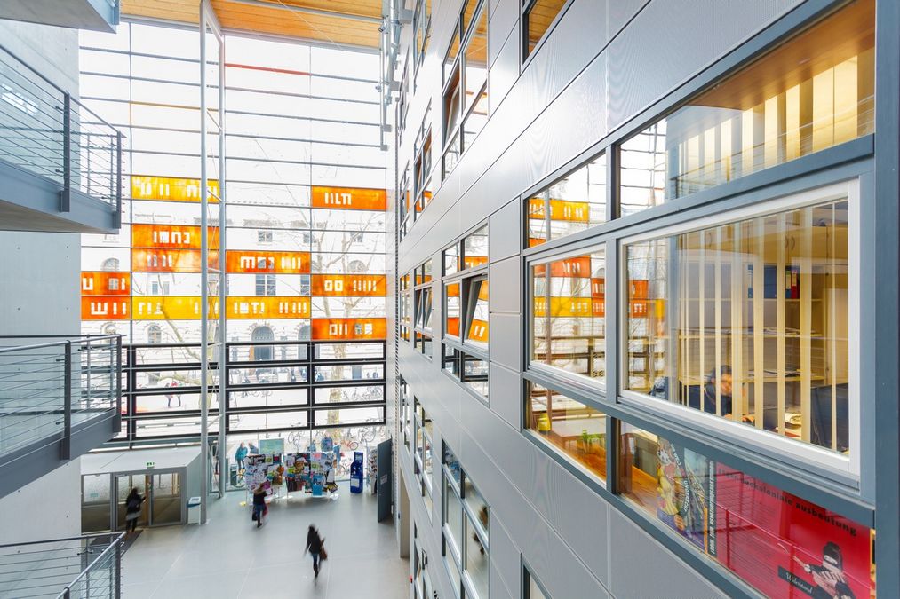 enlarge the image: Sicht von oben auf das Foyer des Geisteswissenschaftlichen Zentrums und seiner Glassfassade mit bunten Elementen