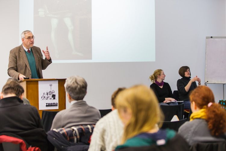 Dozent hält Vortrag im Theologie-Seminar, Foto: Christian Hüller