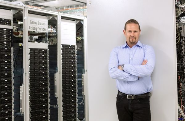 Aufnahme von Steffen Rienecker in einem Serverraum der Uni Leipzig.