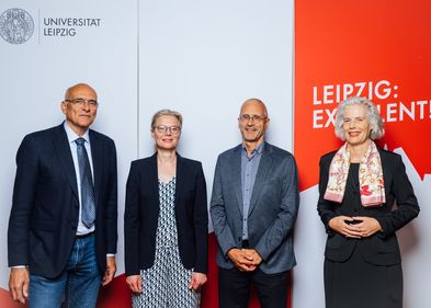 Große Freude nach Bekanntgabe der Exzellenzentscheidung: v.l.n.r. Prorektor Prof. Dr. Jens-Karl Eilers, LeiCeM-Co-Sprecherin Prof. Dr. Antje Körner, LeiCeM-Sprecher Prof. Dr. Michael Stumvoll und Rektorin Prof. Dr. Eva Inés Obergfell. Foto: Christian H Auf dem Gruppenfoto sind zu sehen von links nach rechts: Prorektor Prof. Dr. Jens-Karl Eilers, LeiCeM-Co-Sprecherin Prof. Dr. Antje Körner, LeiCeM-Sprecher Prof. Dr. Michael Stumvoll und Rektorin Prof. Dr. Eva Inés Obergfell.