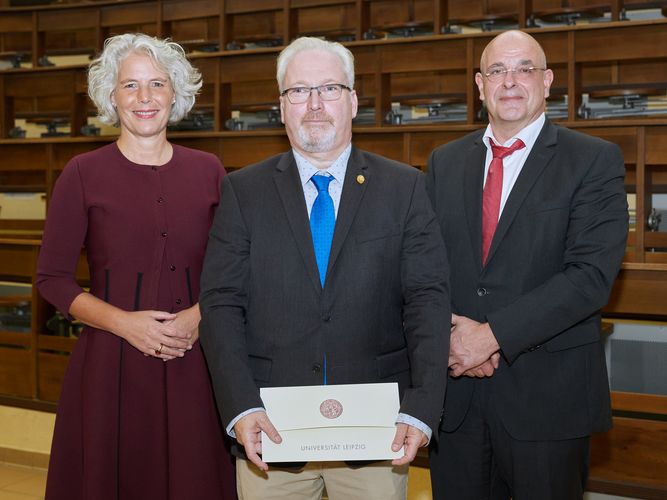 Rektorin Prof. Dr. Eva Inés Obergfell, Ehrendoktor Prof. Dr. Tamás Horváth, Prof. Dr. Ingo Bechmann, Dekan der Medizinischen Fakultät. (v.l.n.r.)