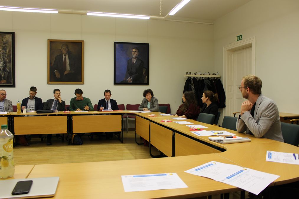 Mehrere Teilnehmer:innen des GRAZIL-Auftakttreffens sitzen nebeneinander am Tisch mit der Rektorin Schücking 