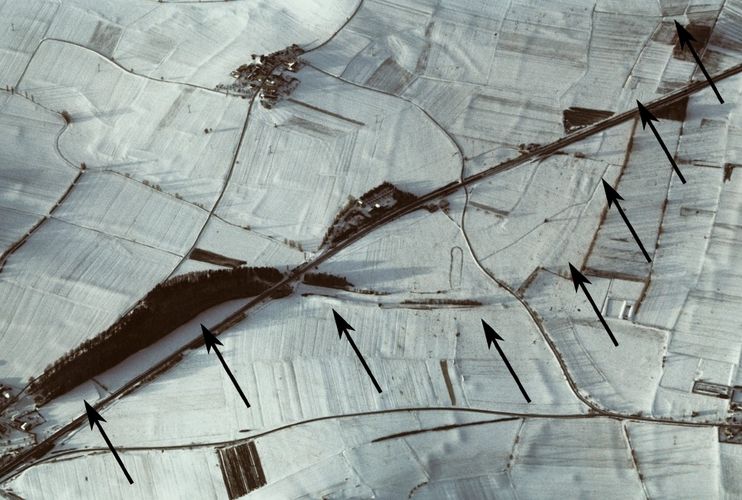 Luftbildaufnahme des Karlsgrabens im Winter. Die Pfeile zeigen den s-förmigen Verlauf des Karlsgrabens