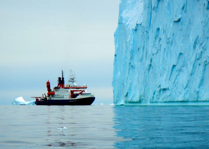 Das Forschungsschiff Polarstern vor einem mächtigen Eisberg in der inneren Pine Island Bucht, Westantarktis.