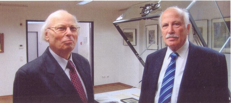 Zu sehen sind der Kunsthistoriker und ehemalige Universitätskustos Rainer Behrends und der emeritierte Chemiker Prof. Dr. Dr. em. Lothar Beyer