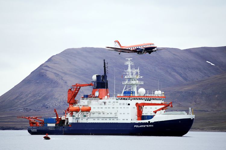 The Polar 5 research aircraft in 2015 as it flew over the research vessel Polarstern.