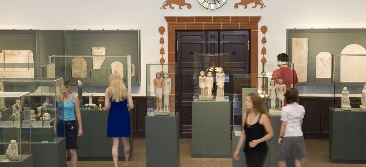 Foto: Blick in einen Ausstellungsraum des Ägyptischen Museums, der mit Besucherinnen und Besuchern gefüllt ist