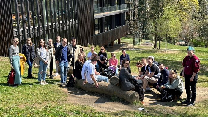 Zu sehen ist die Seminargruppe vor dem Gebäude der Volksschule Mariagrün