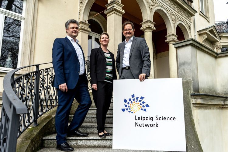 Der Vorstand des Leipzig Science Network: Daniel Mayer (Administrativer Geschäftsführer Deutsches Biomasseforschungszentrum), Claudia Kostka (Verwaltungsleiterin TROPOS - Leibniz-Institut für Troposphärenforschung e.V.), Oliver Grimm (Kanzler Hochschule für Musik und Theater "Felix Mendelssohn Bartholdy" Leipzig) (v.l.n.r.).