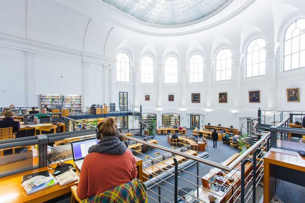 enlarge the image: Blick von der Galerie des Lesesaals Mitte der Bibliotheca Albertina auf die Arbeitsplätze