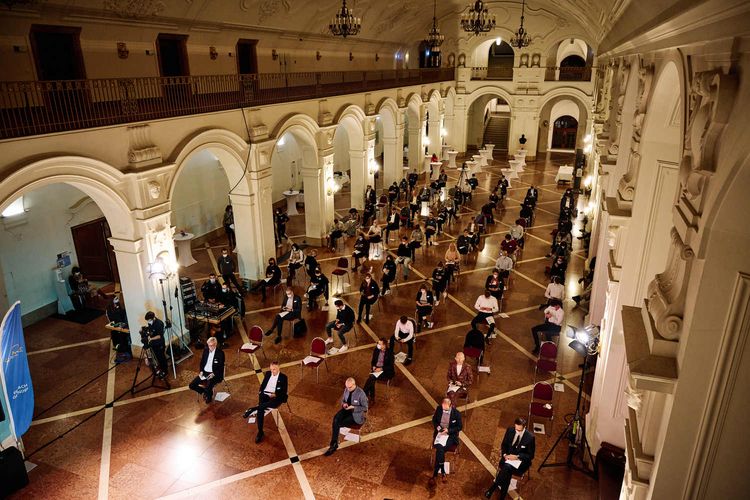 Das Publikum vor Ort im Neuen Rathaus Leipzig konnte gemeinsam mit den Online-Teilnehmer:innen über die Preise der Leipziger Gründernacht abstimmen.