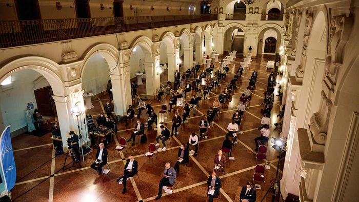 Das Publikum vor Ort im Neuen Rathaus Leipzig konnte gemeinsam mit den Online-Teilnehmer:innen über die Preise der Leipziger Gründernacht abstimmen.